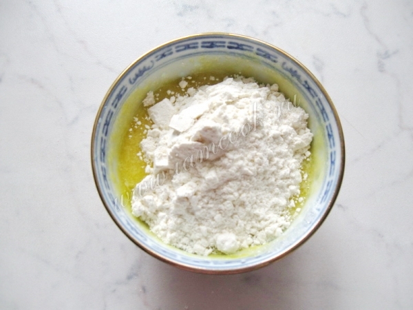 Добавить муку