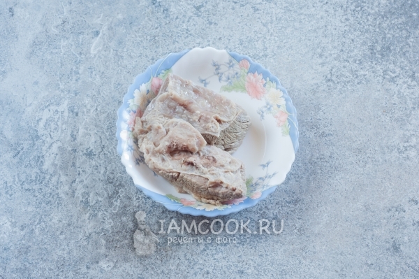 Положить сваренное мясо в тарелку