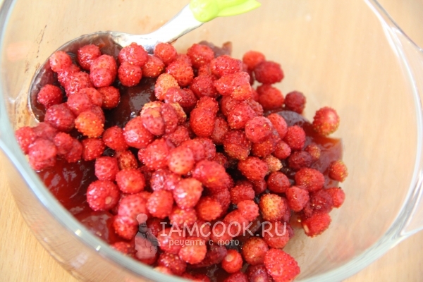 Смешать землянику с джемом