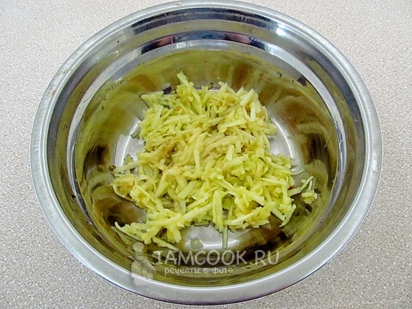 Потереть на тёрке яблоки