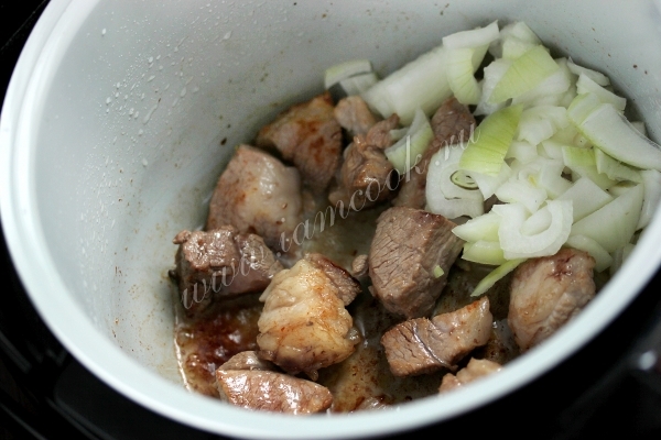 Обжарка мяса с луком