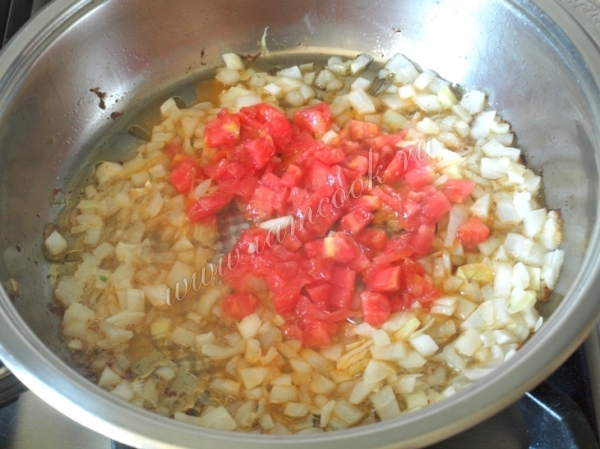Лук обжаренный с помидором