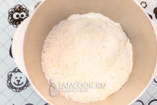 Соединить опару, муку и минеральную воду