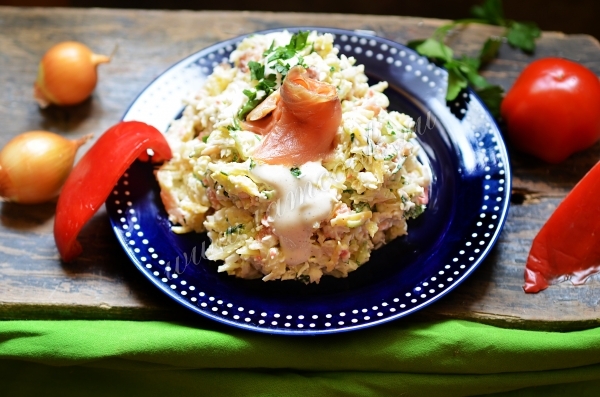 салат с горбушей и крабовыми палочками