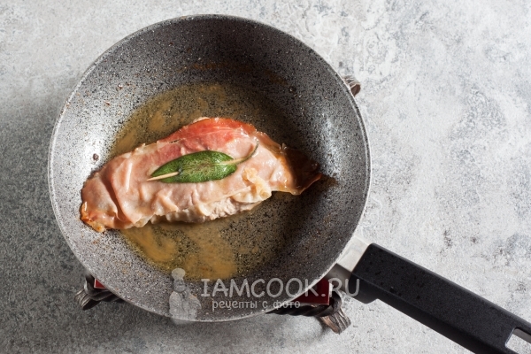 Положить мясо на сковороду с соусом