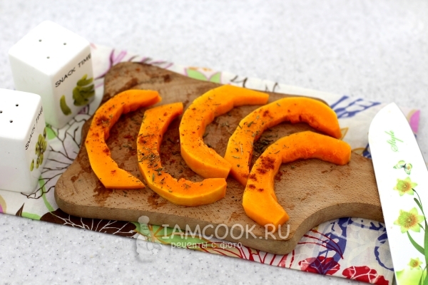 Тыкву порезать и посыпать специями