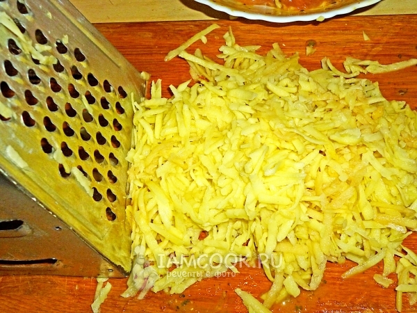 Натереть на терке картофель