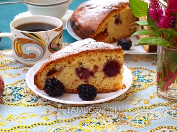 Пирог с ежевикой и сливами на сметане