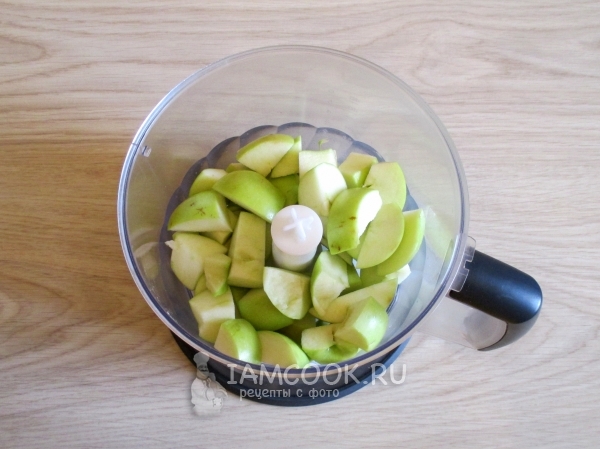 Положить яблоки в блендер