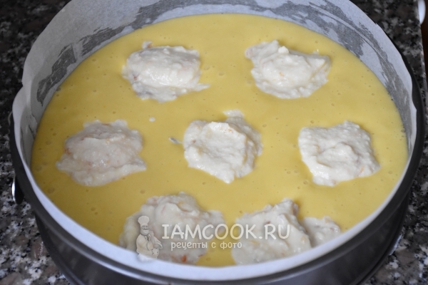 Переложить в форму тесто и начинку