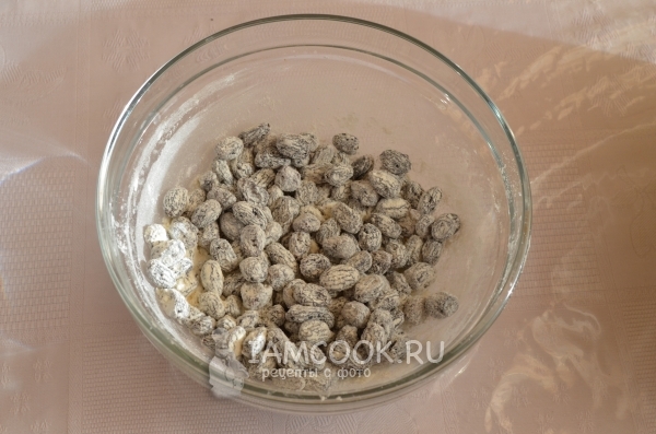 Смешать изюм с мукой