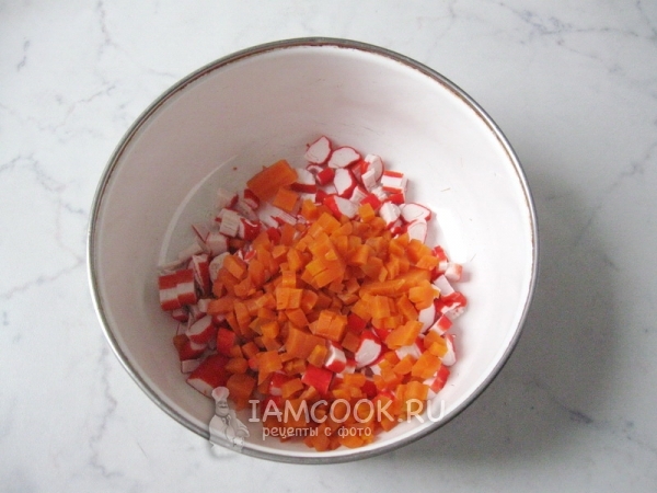 Положить нарезанную морковь