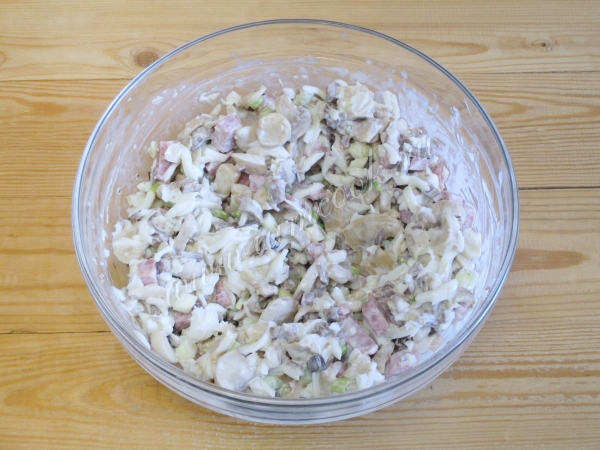 Салат, заправленный майонезом