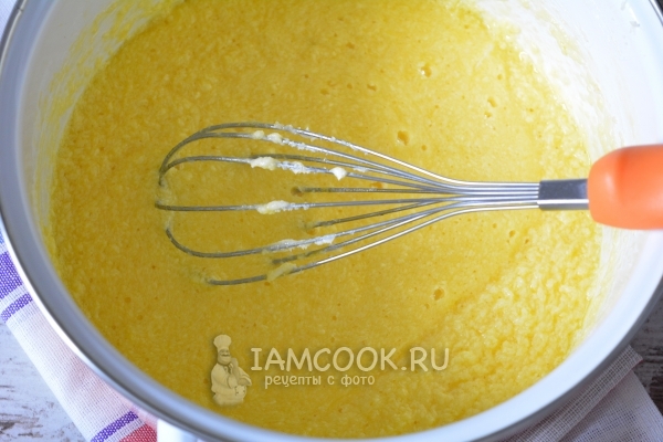 Взбить масло с сахаром и яйцами