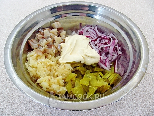 Заправить салат соусом