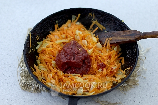 Пожарить лук с морковью и томатной пастой