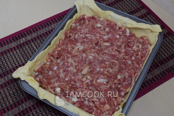 Выложить на тесто начинку