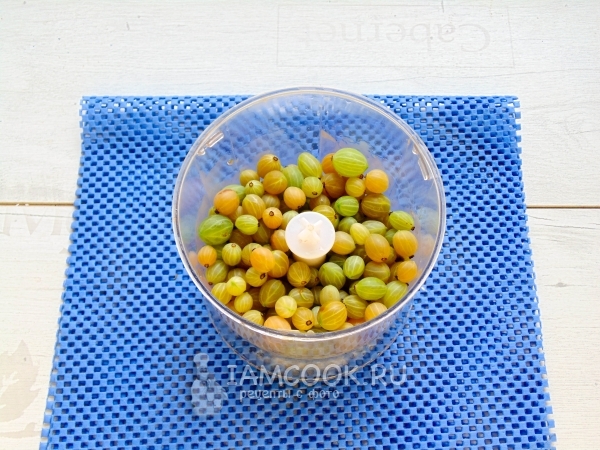 Положить крыжовник в блендер