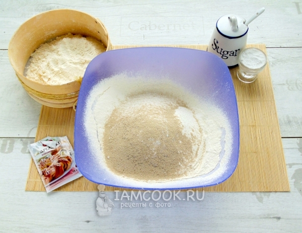 Смешать муку, сахар, дрожжи и соль