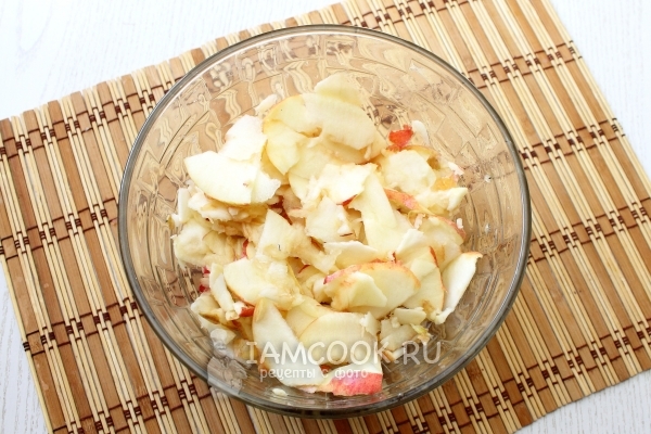 Потереть яблоки на терке