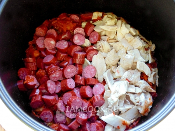 Положить мясо и колбасу