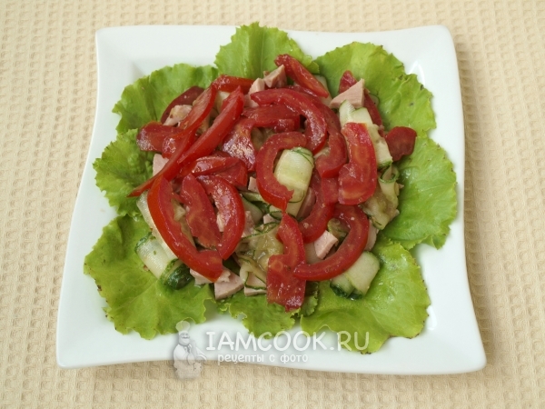 Выложить на тарелку салат, огурцы, ветчину и помидор