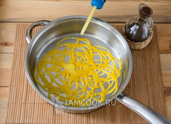 Налить тесто на сковороду