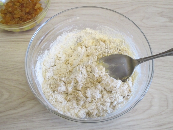 Замесить тесто для булочек