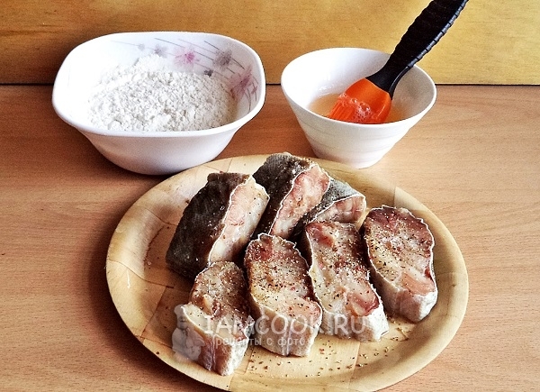 Посыпать рыбу солью со специями