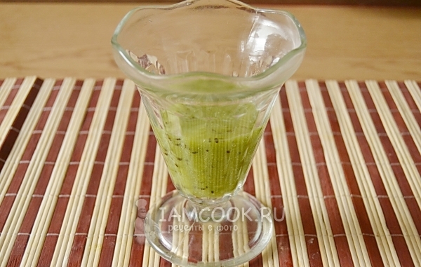 Переложить киви в креманку