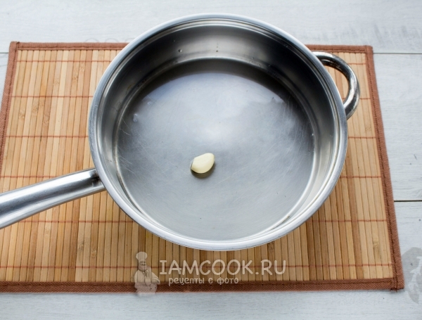 Обжарить чеснок