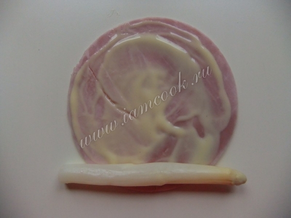 Спаржа на ветчине