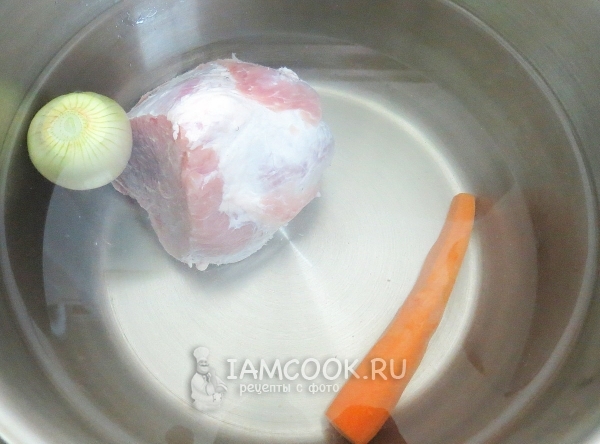 Положить в воду мясо, лук и морковь