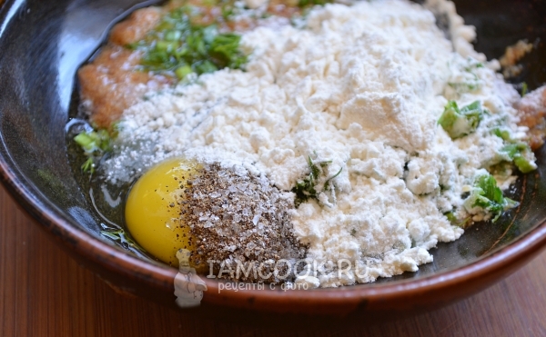 Всыпать муку и специи