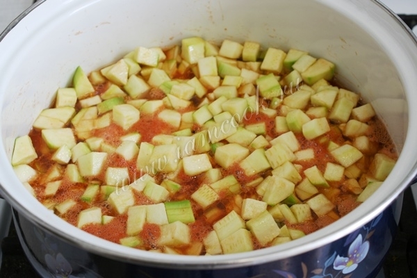 Тушение кабачков в томате