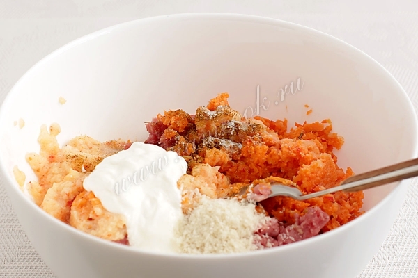 Добавить сухари и сметану