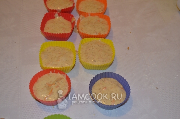 Переложить тесто в форму