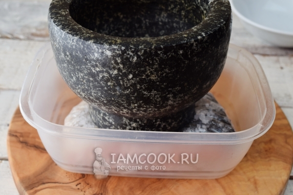 Поставить на рыбу гнет