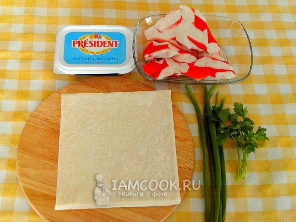 Ингредиенты для закусочных слоек с крабовым мясом, сливочным сыром и зеленью