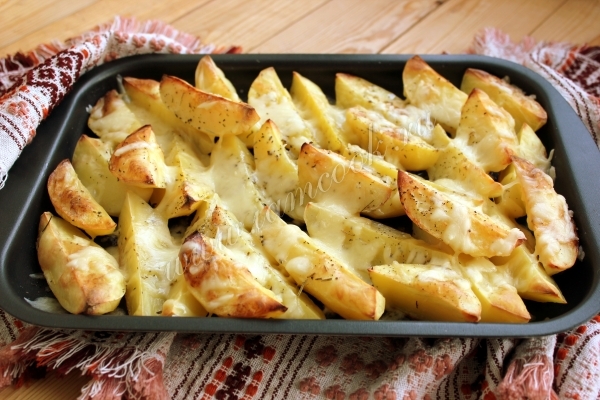 Картофель запеченный с тертым сыром фото