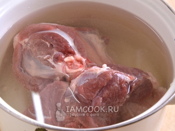Положить мясо в кастрюлю с водой