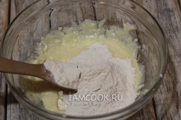 Всыпать муку