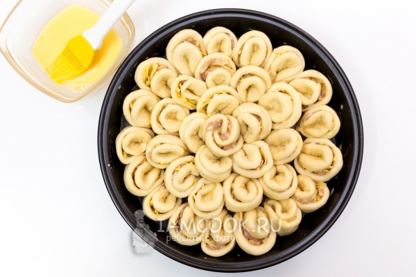 Выложить уголки в виде хризантемы