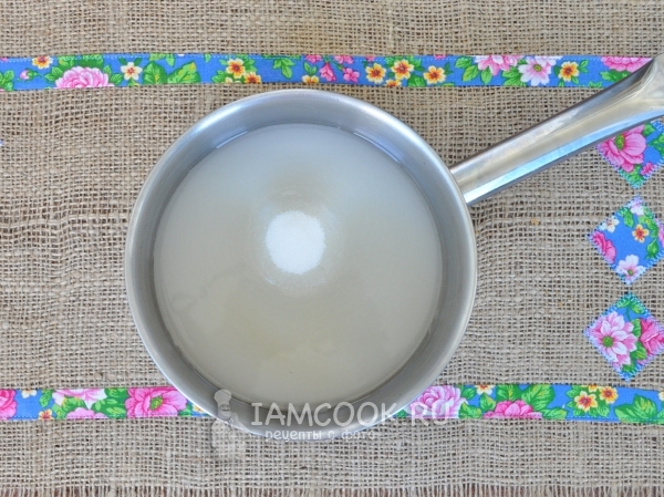 Залить сахар водой