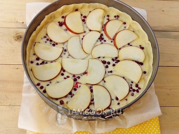 Уложить дольки яблок