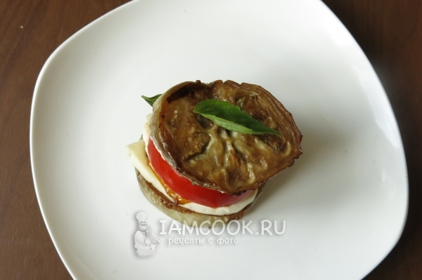 Положить сверху баклажан и базилик