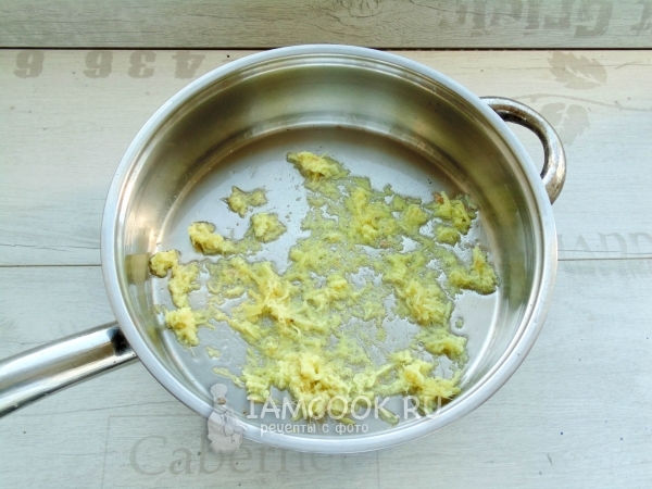 Обжарить натертый имбирь