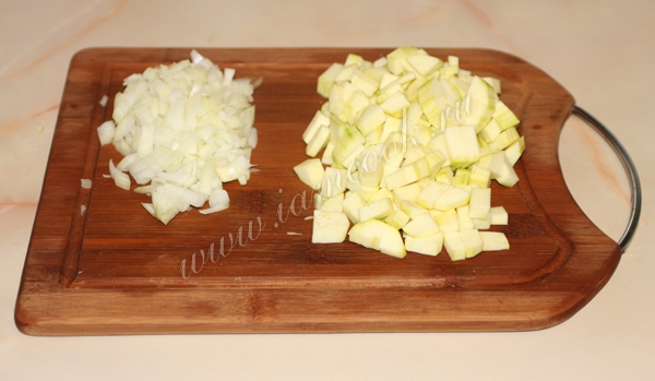 Нарезанные лук и кабачок