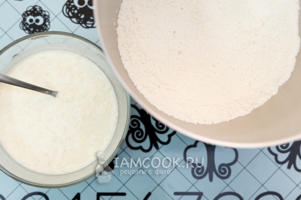 Смешать в разных мисках сухие и жидкие ингредиенты