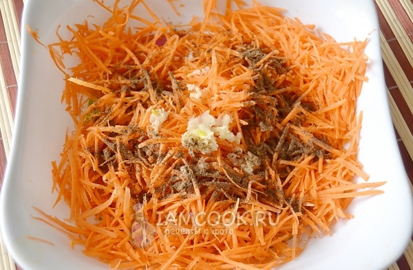 Добавить чеснок и специи